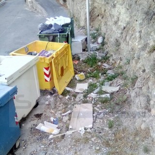 Ventimiglia: conferimento 'selvaggio' dei rifiuti, isola ecologica di 'Porta Canarda' presa d'assalto da maleducati (Foto)