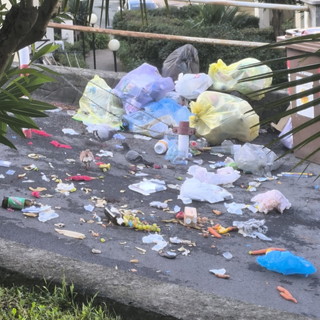 Sanremo: situazione di degrado con rifiuti in strada nella zona di corso Inglesi, la segnalazione di un lettore (Foto) Sanremo: situazione di degrado con rifiuti in strada nella zona di corso Inglesi, la segnalazione di un lettore (Foto)