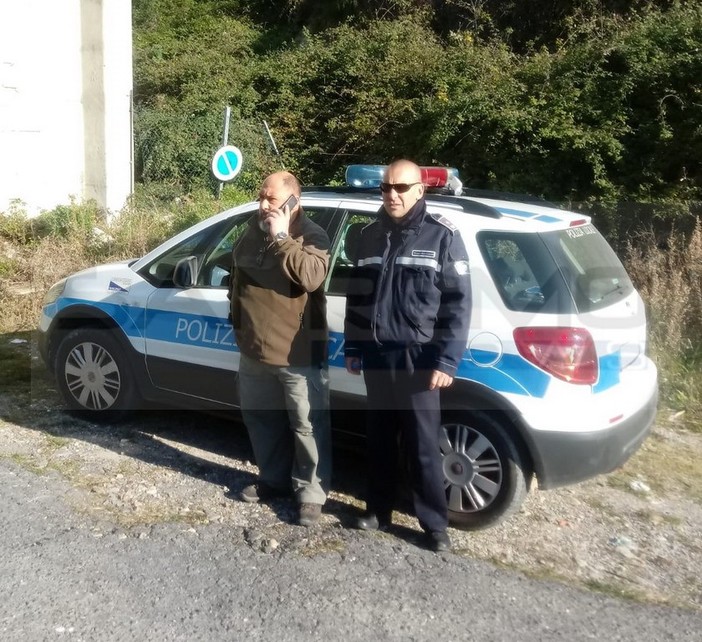 Ospedaletti: scoperta e bonificata una discarica abusiva in località Pini-Pellotta, intervento di Municipale e Provinciale (Foto) Ospedaletti: scoperta e bonificata una discarica abusiva in località Pini-Pellotta, intervento di Municipale e Provinciale (Foto)