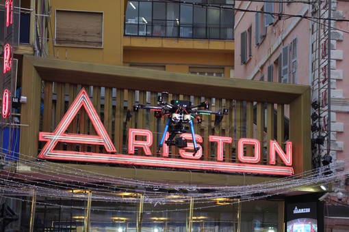 Il drone della Polizia in volo sul 'red carpet' del Festival di Sanremo, il suo occhio elettronico vigila sull'Ariston (foto e video)