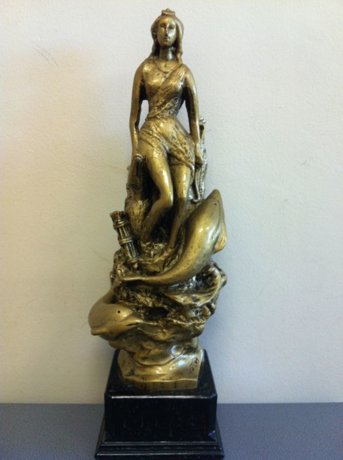 Diano Marina: ecco la scultura del Maestro Paolo Scati la 'Diana D'Oro Diano Marina: ecco la scultura del Maestro Paolo Scati la 'Diana D'Oro