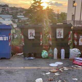 Sanremo: immondizia ovunque e degrado attorno ai cassonetti di zona San Lorenzo (Foto)