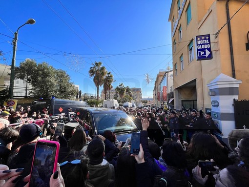 Festival di Sanremo: centro invaso dai fan di Marco Mengoni, intervengono forze dell’ordine per il problema traffico (Foto)