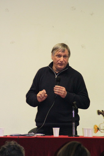 Imperia: centinaia di persone al liceo Vieusseux di Imperia per ascoltare Don Luigi Ciotti. "Quello che ispira la mia vita è il vangelo e la costituzione" Imperia: centinaia di persone al liceo Vieusseux di Imperia per ascoltare Don Luigi Ciotti. "Quello che ispira la mia vita è il vangelo e la costituzione"