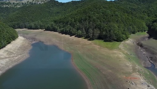 Un emblema della siccità, la diga di Tenarda in sofferenza Un emblema della siccità, la diga di Tenarda in sofferenza