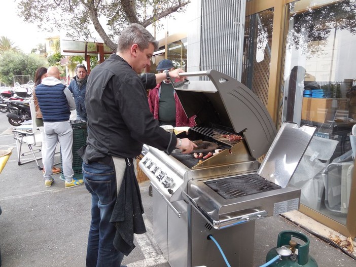 Sanremo: grande successo da Benza alla dimostrazione con degustazione su barbecue Napoleon Sanremo: grande successo da Benza alla dimostrazione con degustazione su barbecue Napoleon