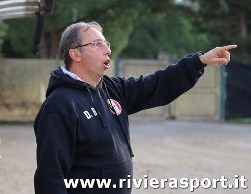 Nella foto Diego Bevilacqua, allenatore del Don Bosco Valle Intemelia, dà indicazioni ai suoi ragazzi