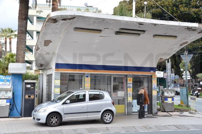Sanremo: mentre il traffico si 'mangia' da tempo la zona Foce, ecco in quali condizioni è il distributore della 'discordia'