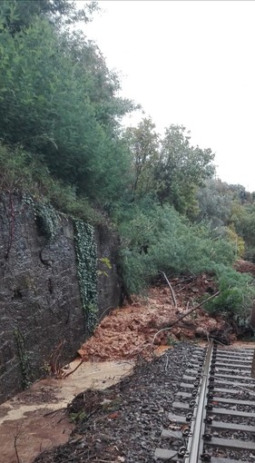 Circolazione ferroviaria ancora rallentata sulla linea Genova-Ventimiglia, riattivata la Savona-San Giuseppe Circolazione ferroviaria ancora rallentata sulla linea Genova-Ventimiglia, riattivata la Savona-San Giuseppe