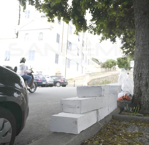 Sanremo: i soliti maleducati, discarica abusiva con residui di cantiere sotto la Madonna della Costa (Foto)