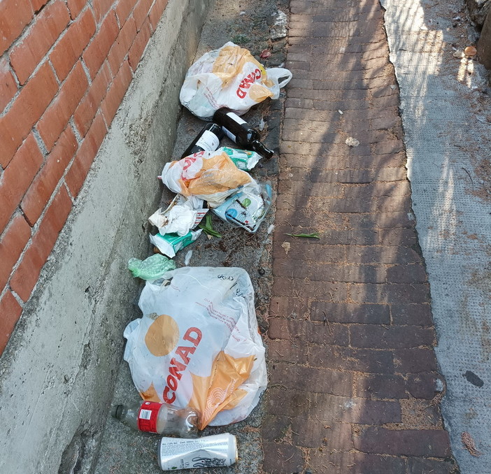 Sanremo: degrado in via Frantoi, la segnalazione di un lettore "Spero il Comune intervenga" (Foto)