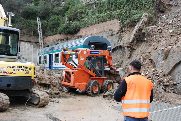 Bordighera: iniziati i lavori per il treno deragliato ieri, rimossa una delle carrozze