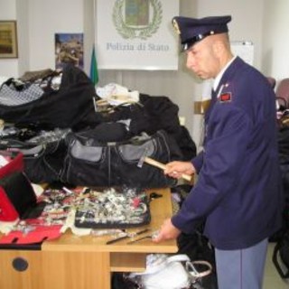 Sanremo: fermato dalla Polizia un senegalese con oltre 40 borse con il marchio fasullo