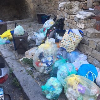 Taggia: sopralluogo del Sindaco Mario Conio nel centro storico per le verifiche sulla differenziata (Foto)