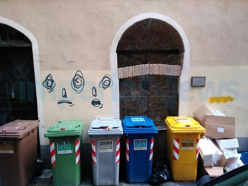 Imperia: degrado ed errato conferimento dei rifiuti in vico Costanzo, 'oscurato' anche il vecchio pozzo restaurato (Foto) Imperia: degrado ed errato conferimento dei rifiuti in vico Costanzo, 'oscurato' anche il vecchio pozzo restaurato (Foto)