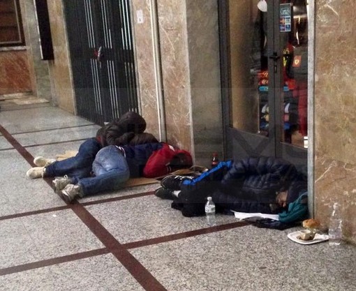 Ventimiglia: la notte in stazione è un vero e proprio accampamento, la denuncia e le foto sui social network