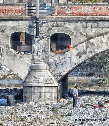 Ventimiglia: degrado e anfratti dei ponti sul Roya occupati, non solo migranti alla ricerca di giacigli per vivere (Foto)