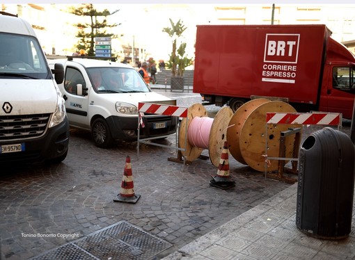 Sanremo: proseguono i lavori di posa della fibra in città, alcune foto da piazza Colombo