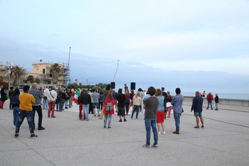 Sanremo: un centinaio di persone alla manifestazione 'Dilettanti allo sbaraglio' del Movimento Imprese (Foto e Video) Sanremo: un centinaio di persone alla manifestazione 'Dilettanti allo sbaraglio' del Movimento Imprese (Foto e Video)