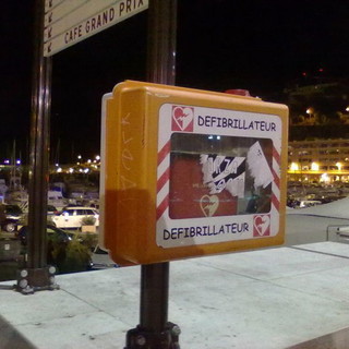 Un defibrillatore al Porto di Monaco Un defibrillatore al Porto di Monaco