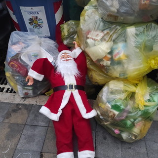 Sanremo: conferimento 'selvaggio' dei rifiuti in città, in via Martiri spunta anche un Babbo Natale fuori stagione (Foto) Sanremo: conferimento 'selvaggio' dei rifiuti in città, in via Martiri spunta anche un Babbo Natale fuori stagione (Foto)