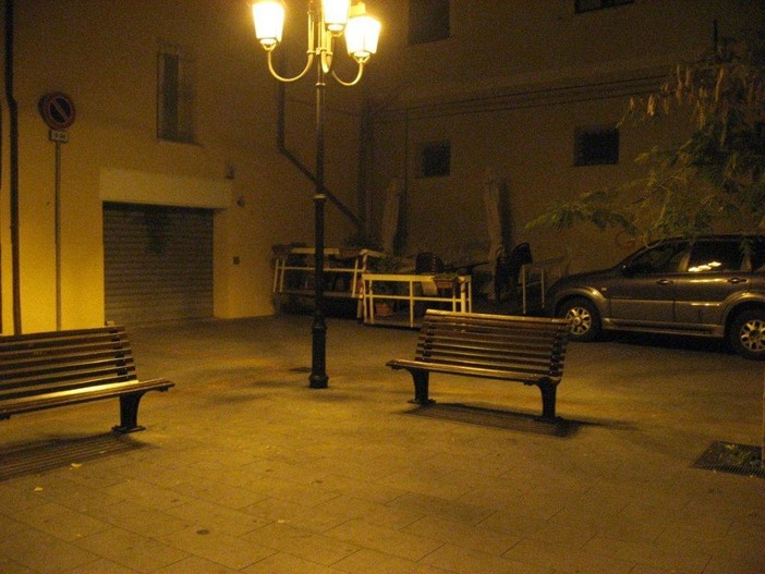 Imperia: blitz nella notte di Sanremonews per verificare un possibile dehor abusivo in piazza Ricci Imperia: blitz nella notte di Sanremonews per verificare un possibile dehor abusivo in piazza Ricci