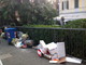 Sanremo: sacchetti dei rifiuti sui marciapiedi, la segnalazione con foto di un lettore
