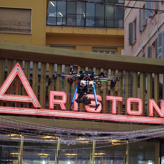 Il drone della Polizia in volo sul 'red carpet' del Festival di Sanremo, il suo occhio elettronico vigila sull'Ariston (foto e video)