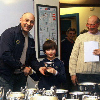 Il velista di Diano Marina Diego Negri ieri ha premiato i giovani del Primazona Winter Contest Il velista di Diano Marina Diego Negri ieri ha premiato i giovani del Primazona Winter Contest