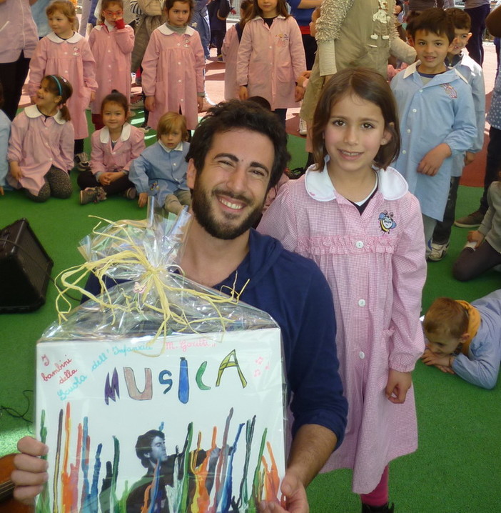 Sanremo: mattinata emozionante per gli studenti della scuola 'Goretti' di Sanremo con Davide Laura Sanremo: mattinata emozionante per gli studenti della scuola 'Goretti' di Sanremo con Davide Laura