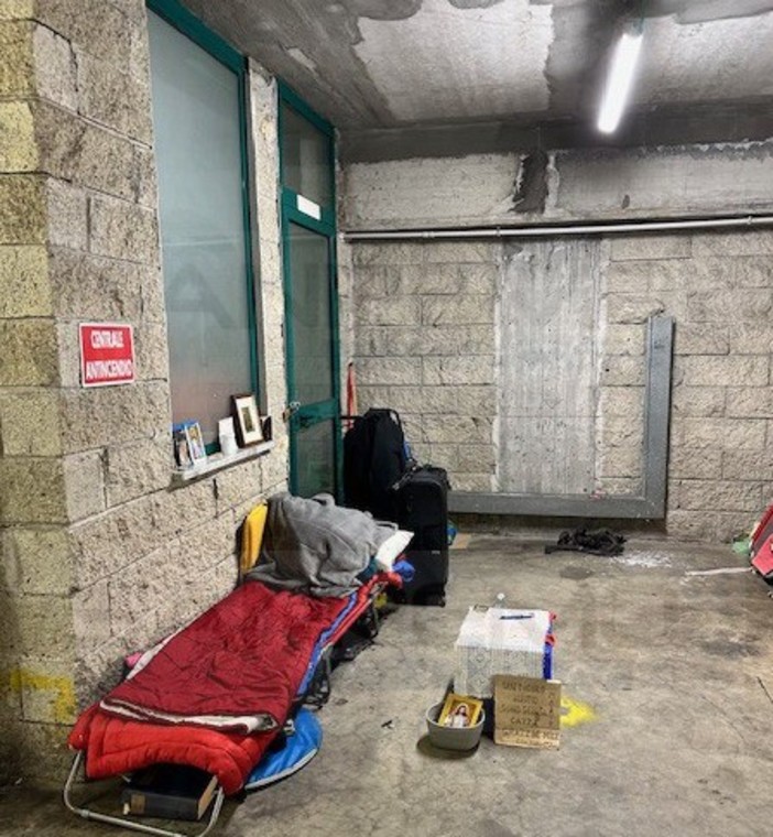 Sanremo: accampamenti nel parcheggio della stazione ferroviaria, intervento di Polizia e Municipale