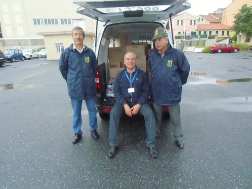 In dono all'associazione Donatori Organi di Imperia alimenti per la gente bisognosa In dono all'associazione Donatori Organi di Imperia alimenti per la gente bisognosa