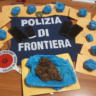 Ventimiglia: due nigeriani fermati mentre 'armeggiano' in uno zainetto, trovato mezzo chilo di 'maria'