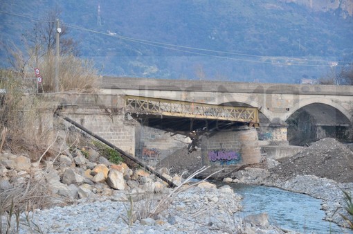 Ventimiglia: iniziata questa mattina la demolizione del ponte sul Bevera, il nuovo entro l'estate del 2016 Ventimiglia: iniziata questa mattina la demolizione del ponte sul Bevera, il nuovo entro l'estate del 2016