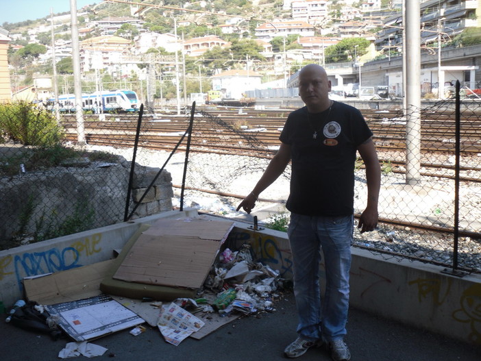Ventimiglia: discarica a cielo aperto nell’area ferroviaria dello Scalo Merci, la protesta dei residenti