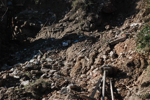 Bordighera: deragliamento del treno, la frana è scesa a causa di un abuso edilizio?