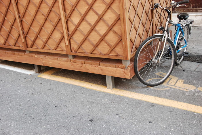 Sanremo: dehor sul parcheggio dei disabili in via Gioberti, la titolare "Abbiamo tutti i permessi"