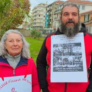 La protesta davanti al tribunale di Imperia