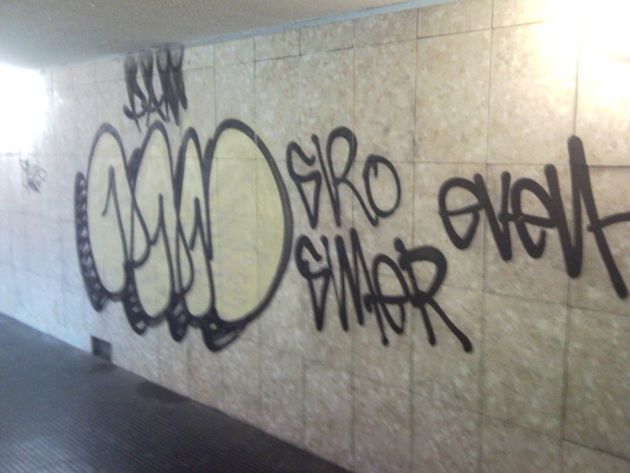 Scritte e degredo nei sottopassi di Imperia: foto e mail di un nostro lettore Scritte e degredo nei sottopassi di Imperia: foto e mail di un nostro lettore