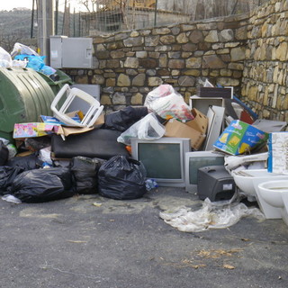 Imperia: degrado e immondizia in strada Ciosa, la segnalazione con foto di una lettrice