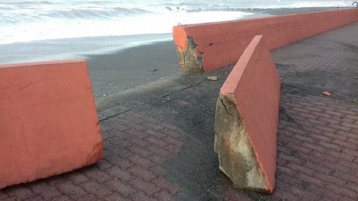 Ventimiglia: alberi sulle strade ed interventi nel corso della notte, muretto divelto sul lungomare (Foto)
