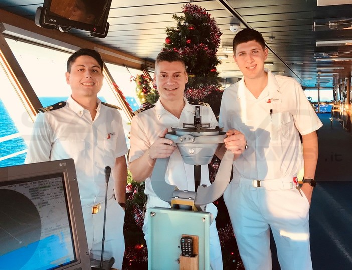 Tre ufficiali di Sanremo sul ponte di comando dell'esclusiva nave da crociera 'Carnival Inspiration' (Foto)