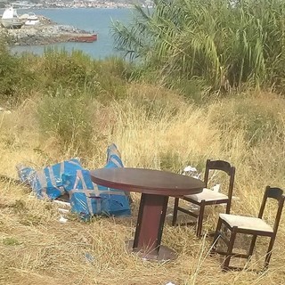 Sanremo: maleducati ed incivili sempre in prima linea, ecco un 'salotto vista mare' a Capo Verde (Foto)