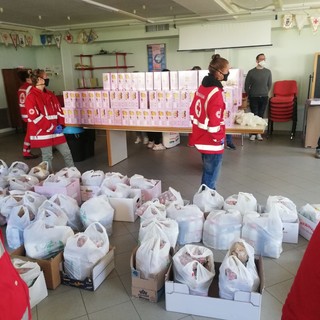 La Croce Rossa di Bordighera distribuisce pacchi alimentari a 75 famiglie (Foto)