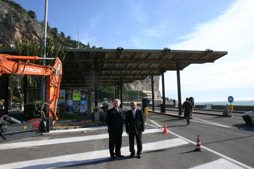 Mentone: 50 manifestanti del Fronte Nazionale hanno protestato al confine di Stato