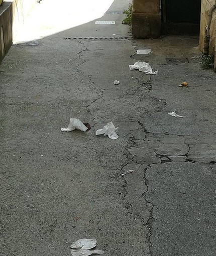 Sanremo: vicolo Gradisca nel degrado e nella sporcizia, docenti e studenti di via Volta chiedono più controlli (Foto)