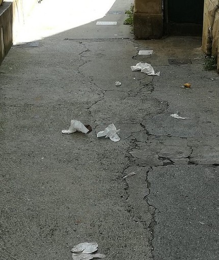Sanremo: vicolo Gradisca nel degrado e nella sporcizia, docenti e studenti di via Volta chiedono più controlli (Foto) Sanremo: vicolo Gradisca nel degrado e nella sporcizia, docenti e studenti di via Volta chiedono più controlli (Foto)