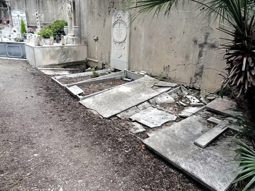 Sanremo: sopralluogo dell’Amministrazione al cimitero della Foce: “Delimitiamo le zone più pericolose, la prospettiva è un gruppo di lavoro per un intervento strutturale” Sanremo: sopralluogo dell’Amministrazione al cimitero della Foce: “Delimitiamo le zone più pericolose, la prospettiva è un gruppo di lavoro per un intervento strutturale”