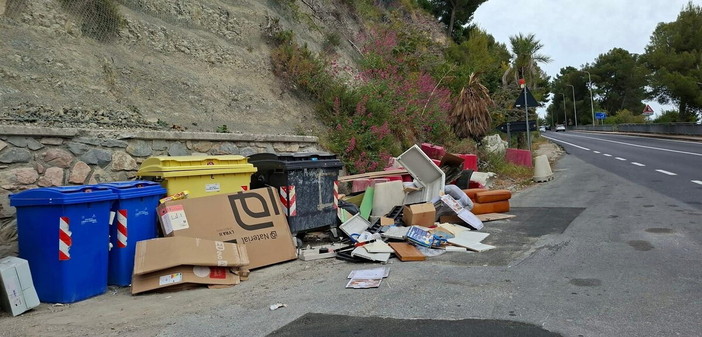 Ventimiglia, stretta sui rifiuti: oltre 100 multe e telecamere IA contro gli abbandoni abusivi