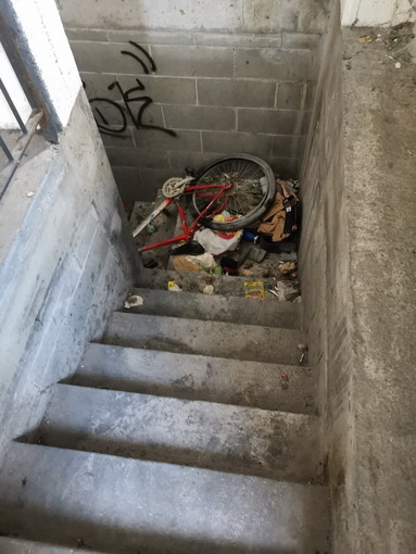 Sanremo: degrado e sporcizia nel parcheggio coperto di Coldirodi, Interpellanza di Luca Lombardi (Foto)